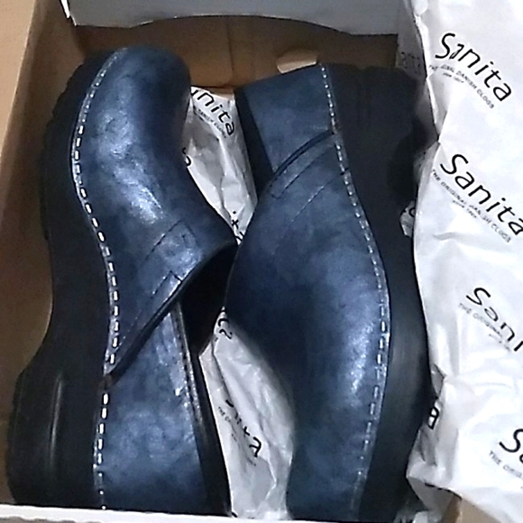 Sanita Shoes - NIB Womens Sanita Signature leather metallic blue nursing shoes clogs size 38☄️